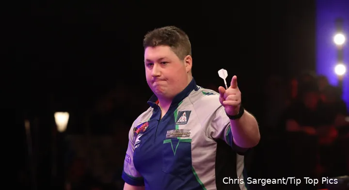 Shane McGuirk zeigt mit dem Finger ins Publikum.