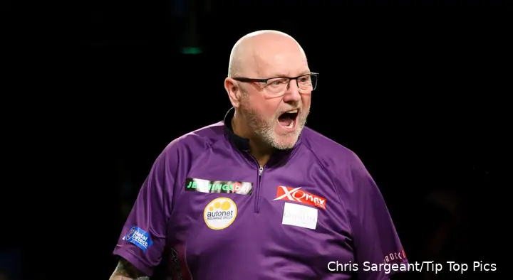 Andy Hamilton jubelt