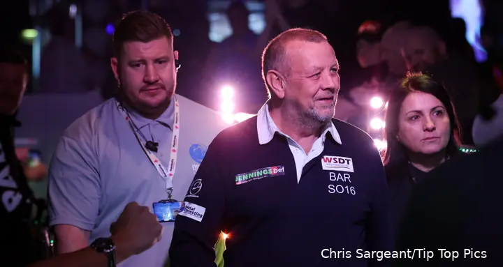 Les Wallace tijdens een walk-on op de World Seniors Darts Tour