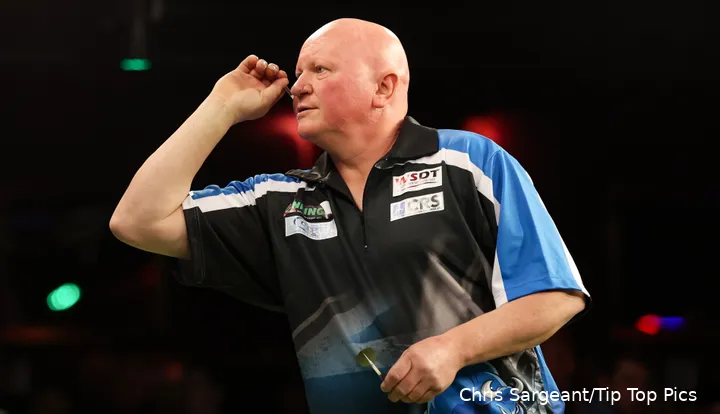 Terry Jenkins gooit zijn pijlen naar het bord.