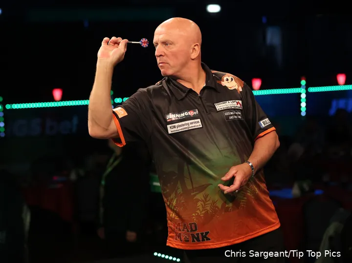 Colin Monk in actie op de World Seniors Darts Masters 2022