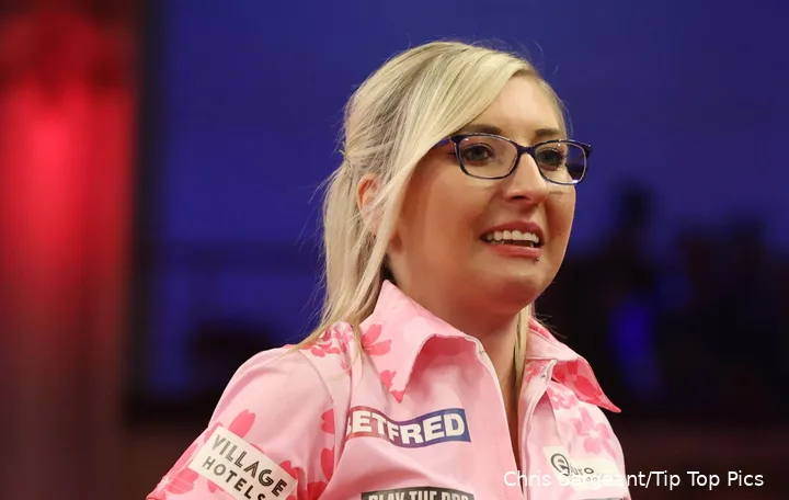 Falllon Sherrock straalt op het podium