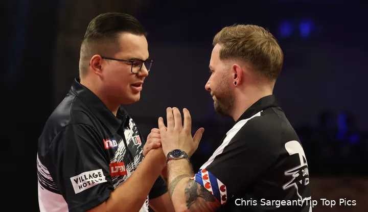 Gian van Veen en Danny Noppert strijden voor een plaats bij de laatste 16 op het Czech Darts Open