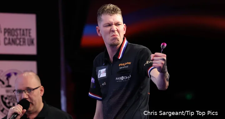 jimmy van schie balt zijn vuist richting het publiek.