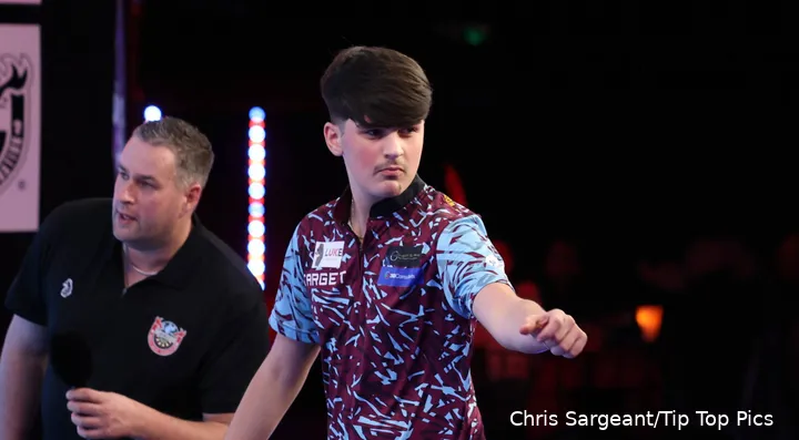 Kaya Baysal balt zijn vuist richting het publiek.