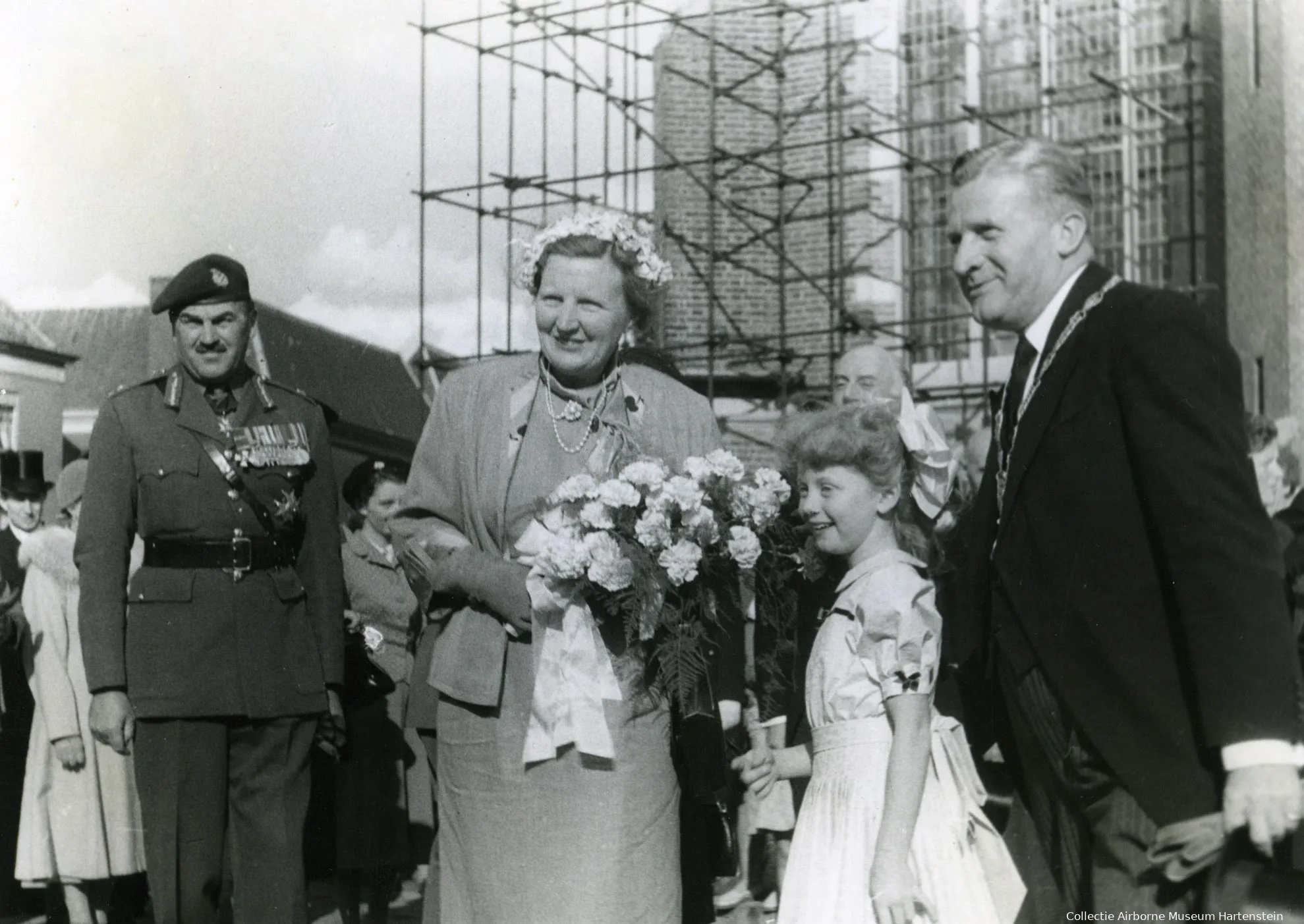 generaal majoor urquhart hm koningin juliana en burgemeester matser 1953