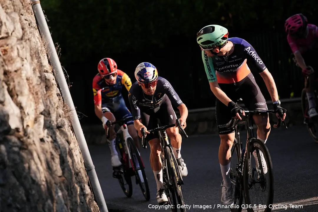 Tom Pidcock, Giulio Ciccone y Paul Seixas en acción en Il Lombardia 2026