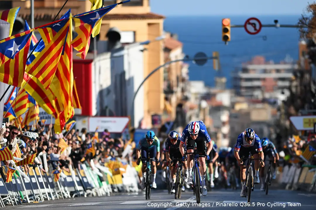 Dorian Godon bate Remco Evenepoel e Tom Pidcock no sprint da 1ª etapa da Volta à Catalunha 2026