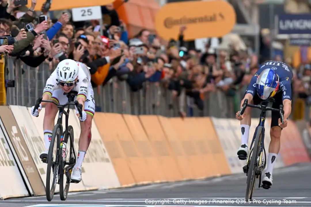 Tadej Pogacar klopt Tom Pidcock in tweestrijd-sprint bij Milaan-Sanremo 2026