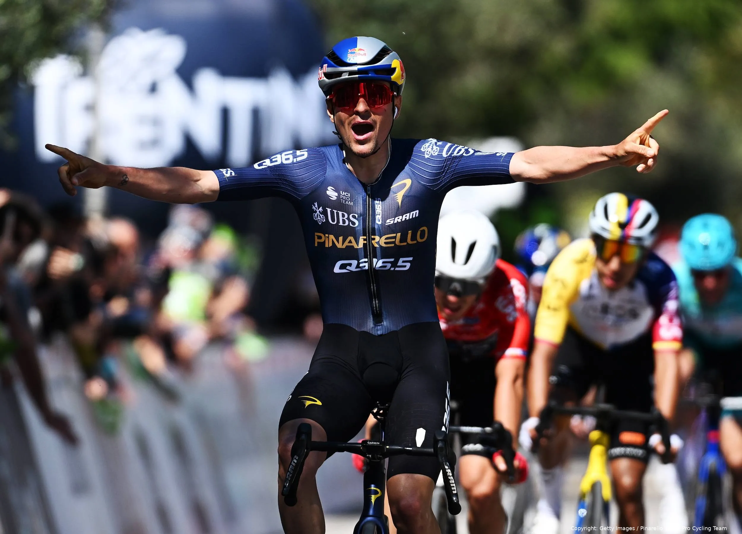 Tom Pidcock celebra su victoria de etapa en los Alpes