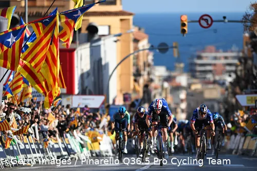 Dorian Godon klopt Remco Evenepoel en Tom Pidcock in de sprint om etappe 1 in de Volta a Catalunya 2026