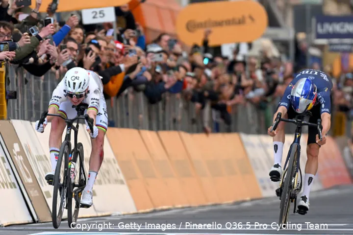 Tadej Pogacar supera a Tom Pidcock en un sprint a dos en la Milano-Sanremo 2026