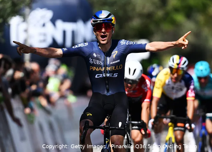 Tom Pidcock celebra su victoria de etapa en los Alpes