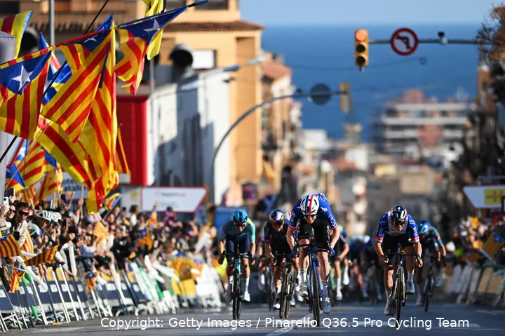 Dorian Godon schlägt Remco Evenepoel und Tom Pidcock im Sprint der 1. Etappe der Volta a Catalunya 2026