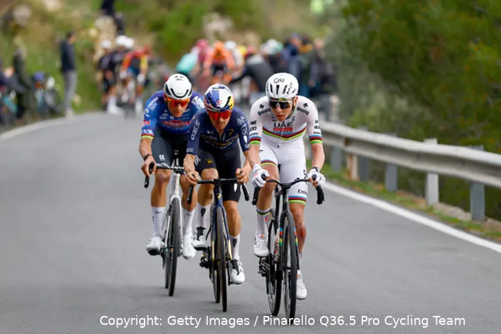 Tadej Pogacar attackiert bei Mailand–Sanremo 2026, Tom Pidcock und Mathieu van der Poel am Hinterrad