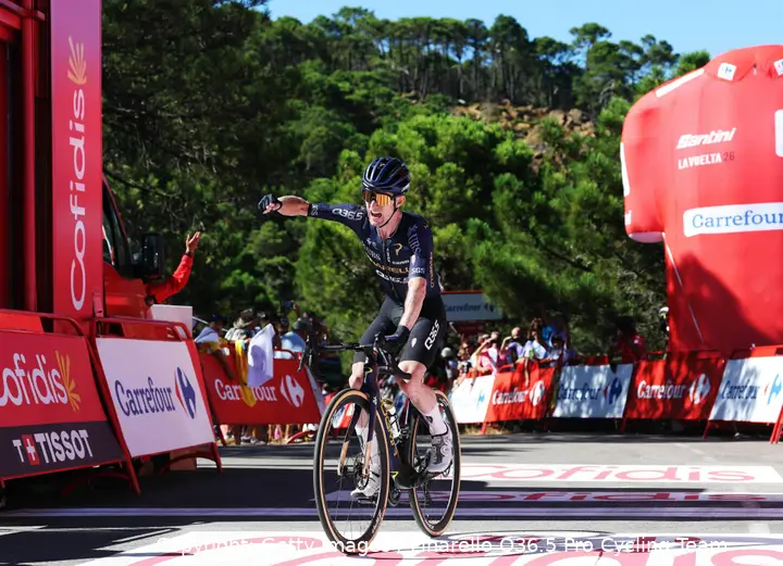 Eddie Dunbar gewinnt die 19. Etappe der Vuelta a Espana 2026.