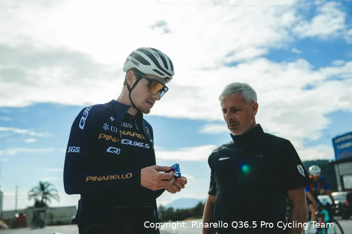 Sam Bennett entrena con el maillot de Q36.5