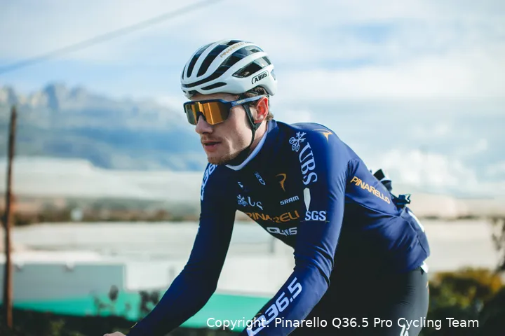 Bennett, corredor del Pinarello Q36.5 Pro Cycling Team