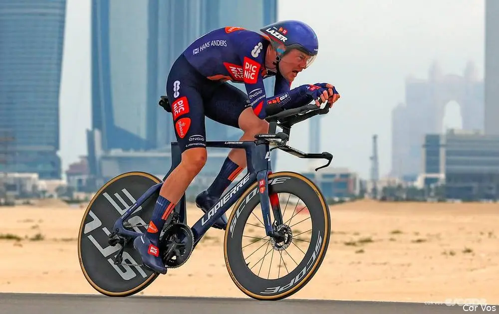 Enzo Leijnse em acção durante o CRI no UAE Tour 2025 @photo: Cro Vos