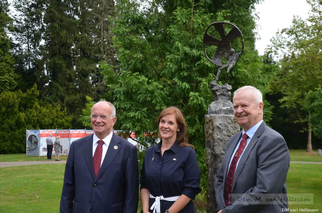 Roger Beets, Joanna Louise Roper( Ambassadrice UK in Den Haag) en Frans Ammerlaan voor de Parachutist van Jits Bakker&nbsp;