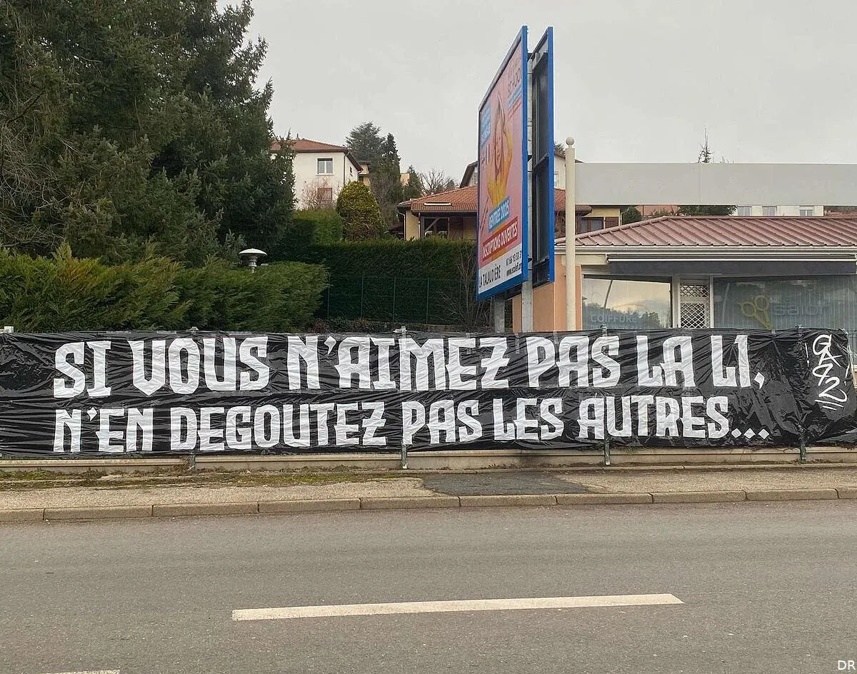 asse une banderole qui fait rire jaune a saint etienne gjb37x9xcae wak 388265