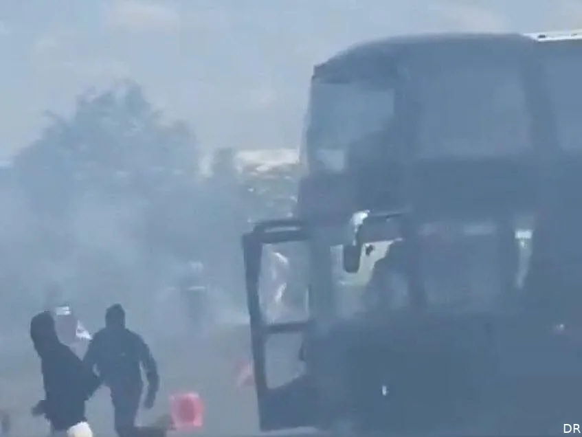 l ol victime d un guet apens l incrooyable temoignage le chauffeur de bus confie au progres des bus nous ont coinces devant et derriere un pseudo supporter a caillasse mon pare brise et une vitre arriere capture d ecran x 1716699319 376354