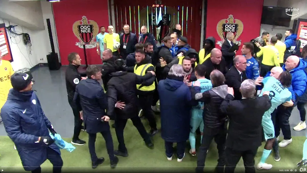 nice montpellier grosse bagarre au retour vers les vestiaire baston 372946