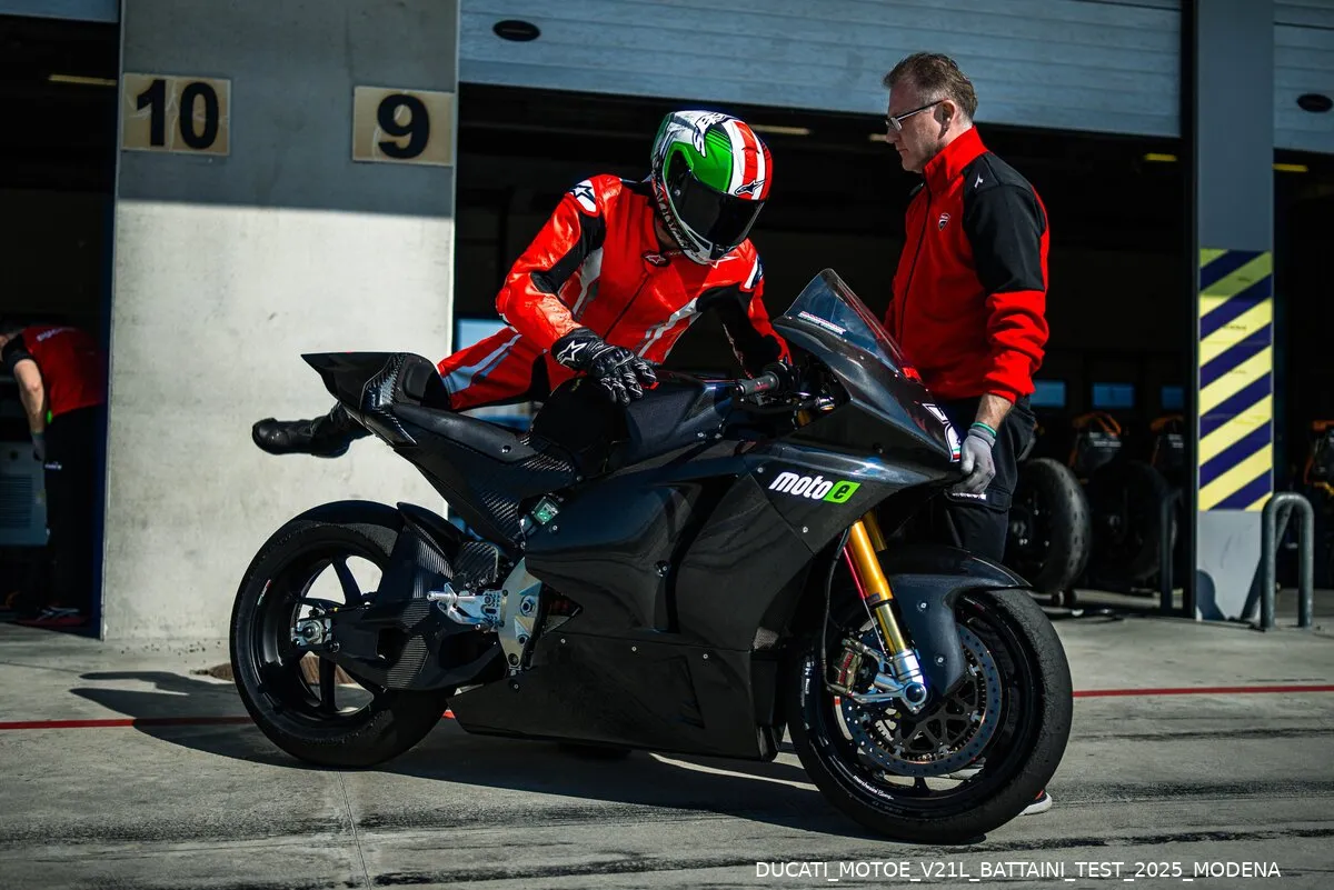 ducati motoe v21l battaini test 2025 modena