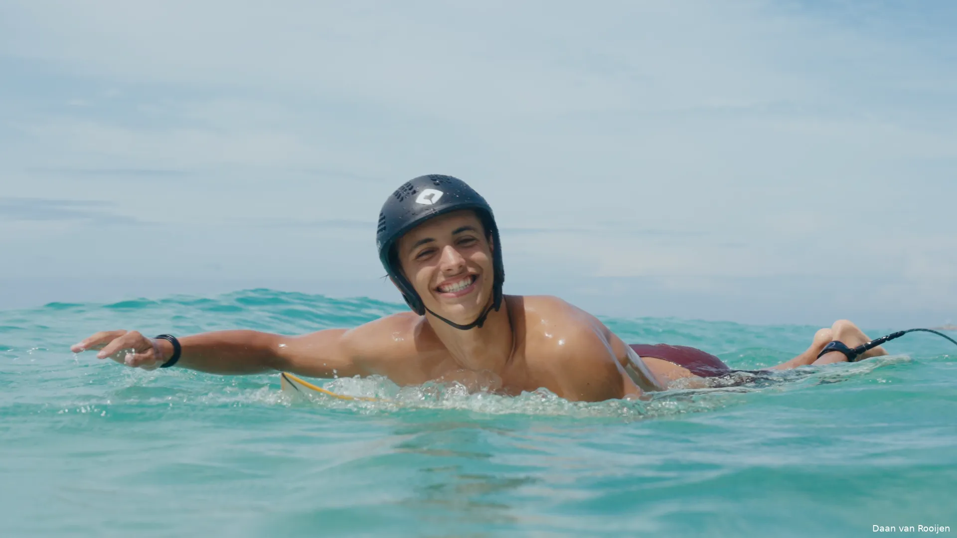 Mamuli-Surf_ Daan met helm horizontaal