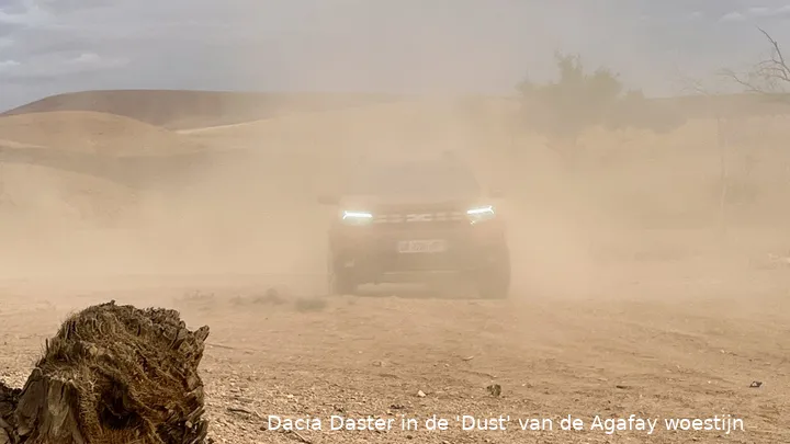 Dacia Daster in de 'Dust' van de Agafay woestijn
