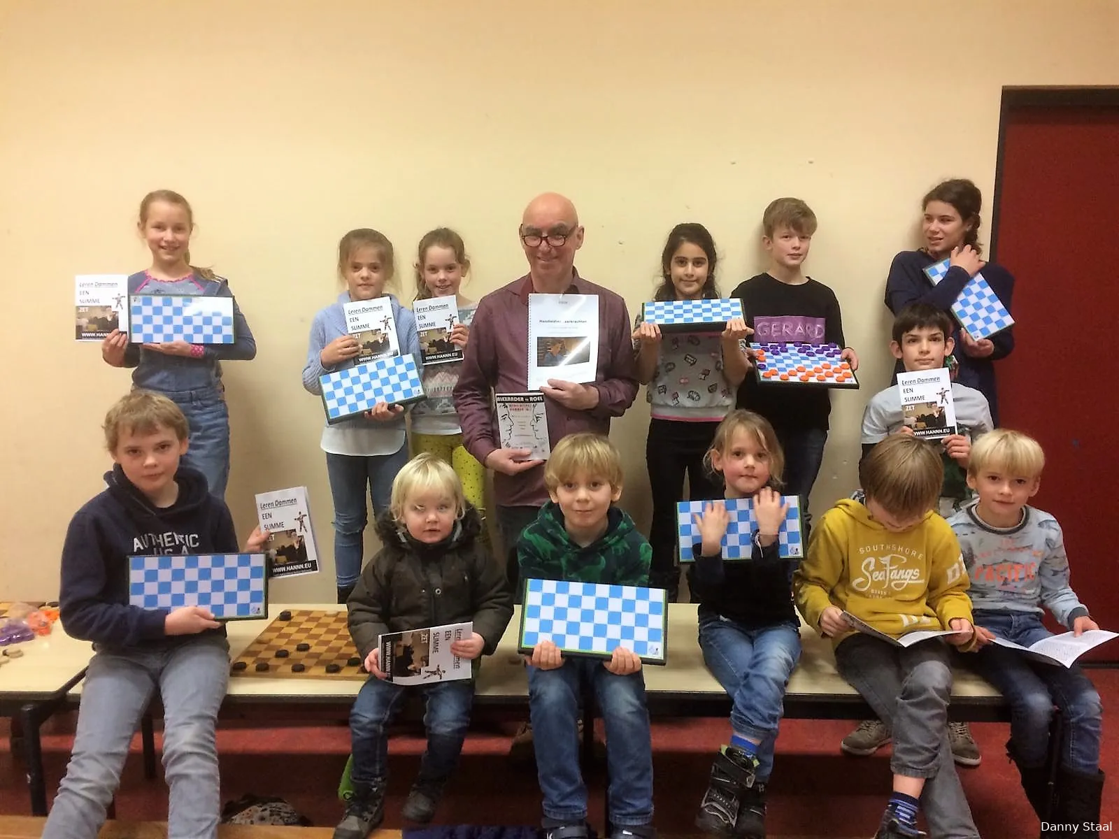 foto uitdelen schooldampakket groningen foto danny staal