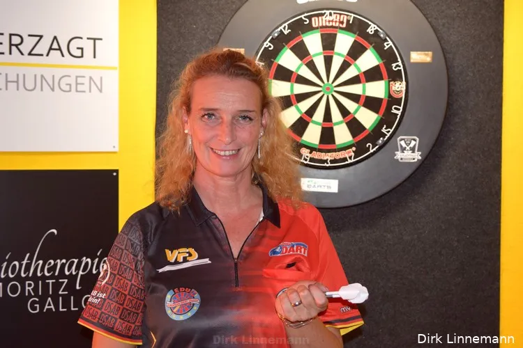 michaela mcclain 4 rotenfelser darts open exhibition 27 08 2002 630df8fd0b242