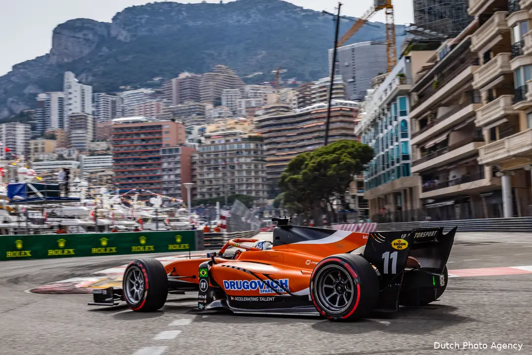 Drugovich in actie namens MP Motorsport op het smalle stratencircuit in Monaco, waar hij in de sprintrace geen punten kon behalen, maar de hoofdrace wist te winnen.
