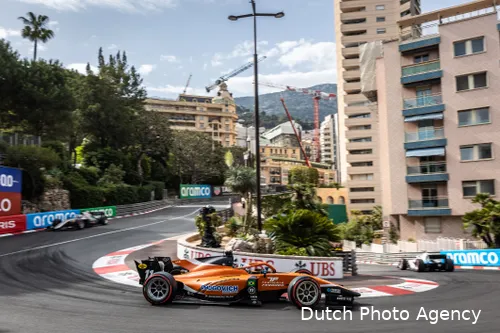 <i>Felipe Drugovich in zijn MP Motorsport-bolide door de straten van Monaco. (Foto: Dutch Photo Agency)&nbsp;</i>