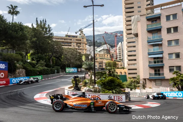 <i>Felipe Drugovich in zijn MP Motorsport-bolide door de straten van Monaco. (Foto: Dutch Photo Agency)&nbsp;</i>