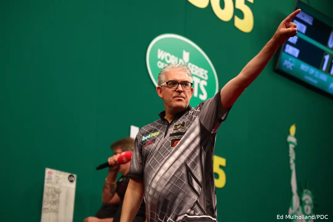 Jeff Smith silences poor Michael Smith to move into Quarter-Finals.