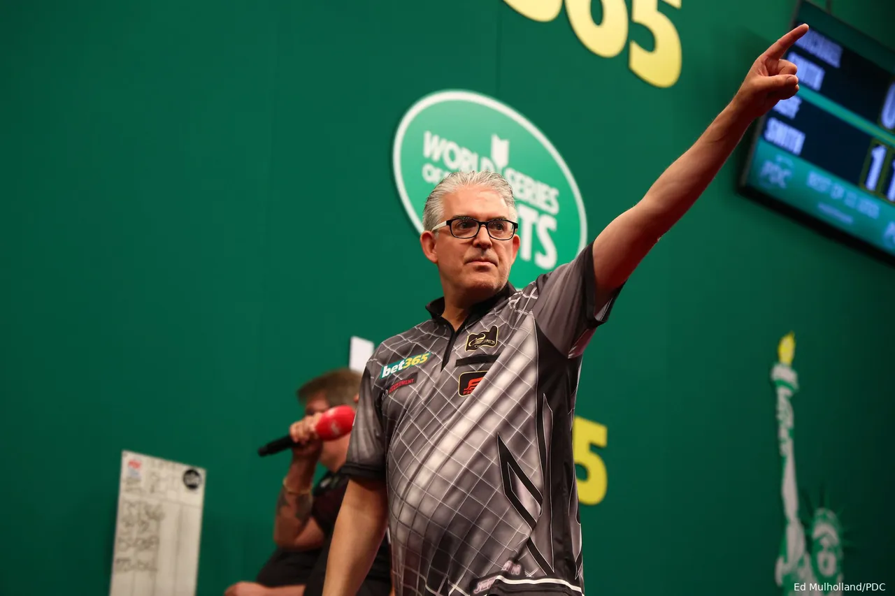 Jeff Smith silences poor Michael Smith to move into Quarter-Finals.