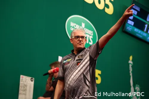 Jeff Smith silences poor Michael Smith to move into Quarter-Finals.