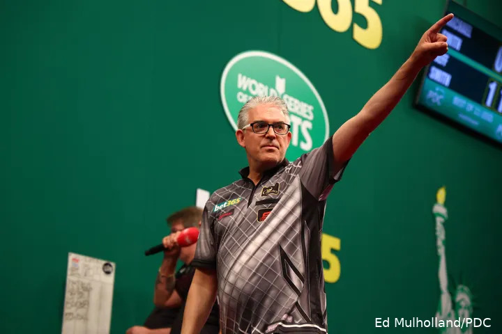 Jeff Smith silences poor Michael Smith to move into Quarter-Finals.