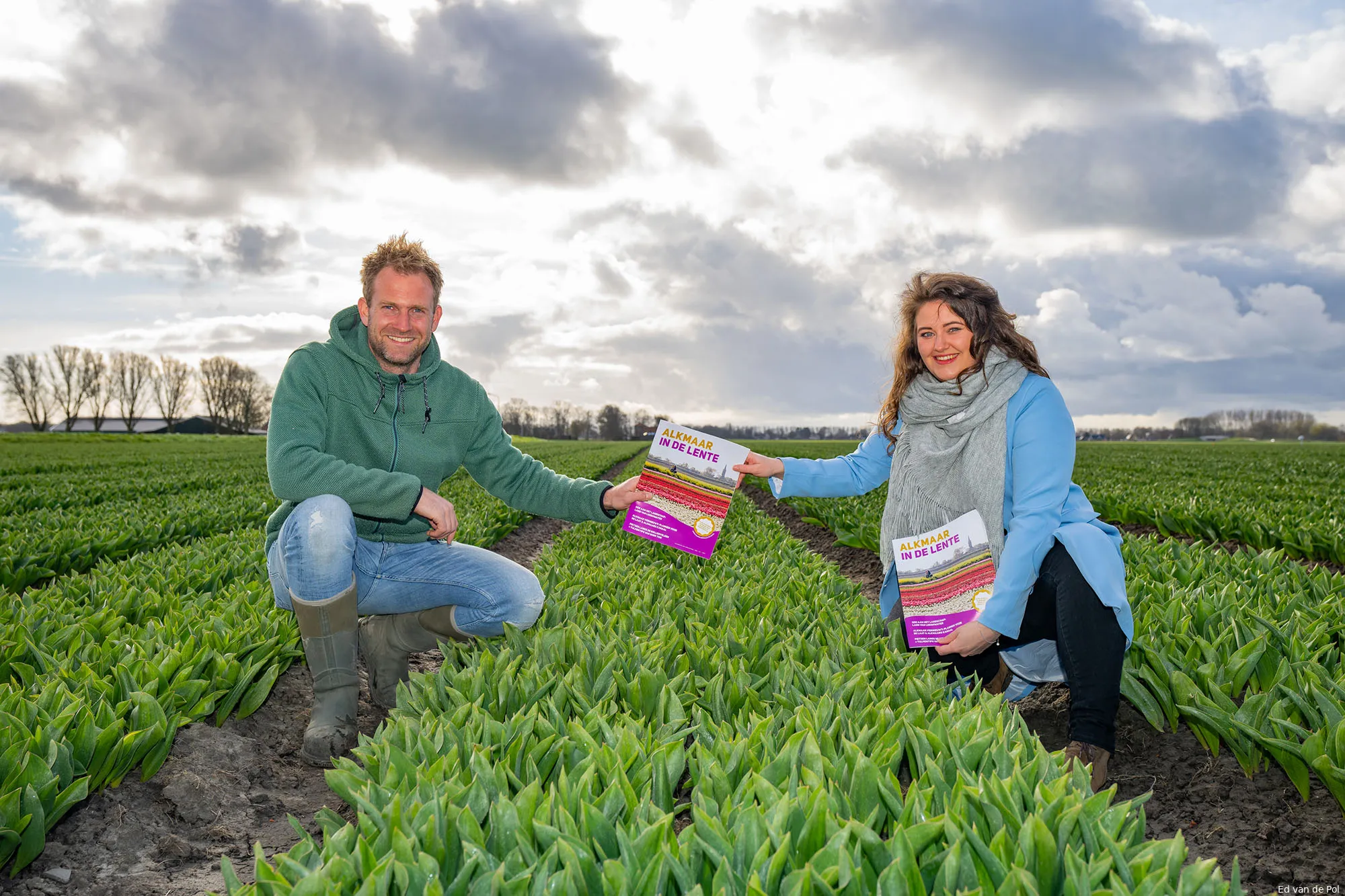 boer tom neemt alkmaar prachtstad lentemagazine in ontvangst in zijn tulpenveld foto ed van de pol