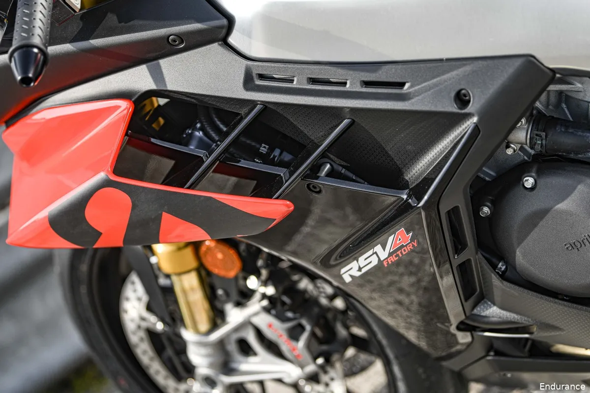 aprilia rsv4 factory 1100