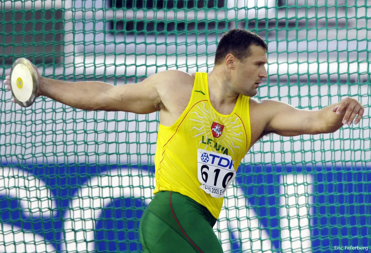 Vader Virgilius Alekna in actie tijdens het WK Atletiek 2005 in Helsinki