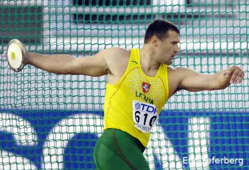 Vader Virgilius Alekna in actie tijdens het WK Atletiek 2005 in Helsinki