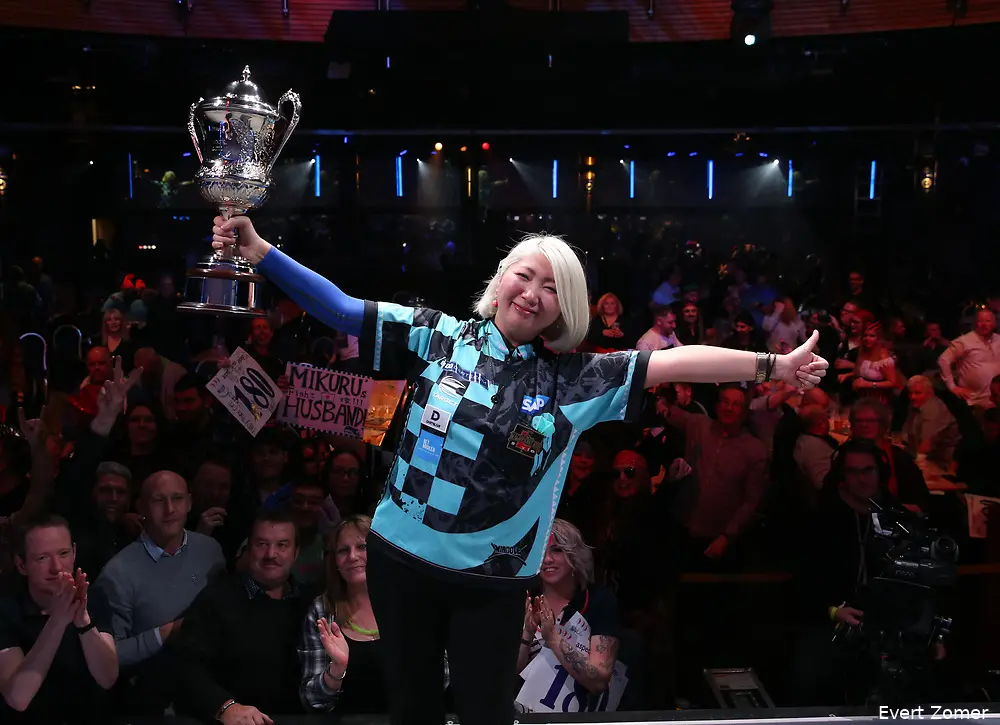 Mikuru Suzuki heeft in haar carrière twee BDO World Championships gewonnen en vierde haar tweede overwinning in de Indigo in de O2.