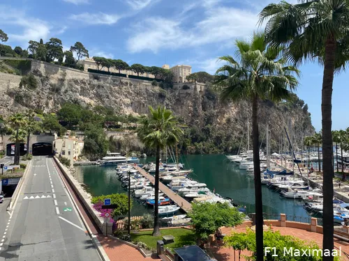 Doordat de paddocks zover uit elkaar liggen, ben je wel verplicht om door de mooie omgeving van Monaco heen te lopen. Dat is op zich geen straf, natuurlijk.