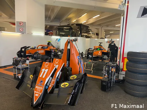 De truck van MP Motorsport, waar ook de auto's worden onderhouden, zat verstopt in een grote parkeergarage. Daar zitten ook de rest van de Formule 2-teams.