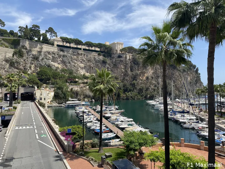 Doordat de paddocks zover uit elkaar liggen, ben je wel verplicht om door de mooie omgeving van Monaco heen te lopen. Dat is op zich geen straf, natuurlijk.