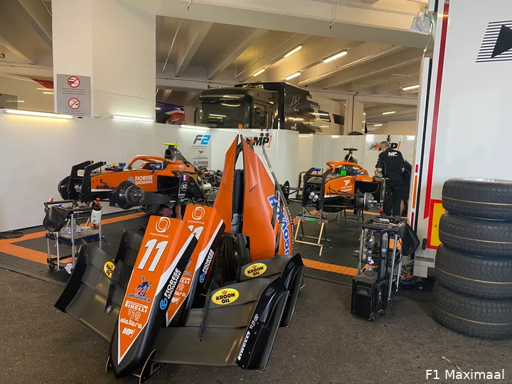 De truck van MP Motorsport, waar ook de auto's worden onderhouden, zat verstopt in een grote parkeergarage. Daar zitten ook de rest van de Formule 2-teams.