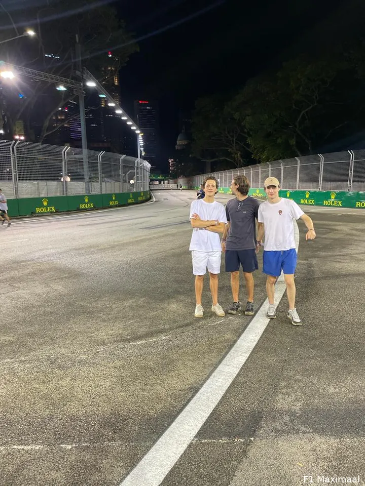 Het drietal F1-fans op het Marina Bay Street Circuit. Emanuel in het midden, Olivier staat rechts op de foto.