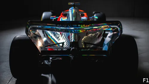 De achtervleugel van de 2022-bolide heeft een futuristisch design en extra vleugels bij de diffuser. (Foto: Formula One Group)